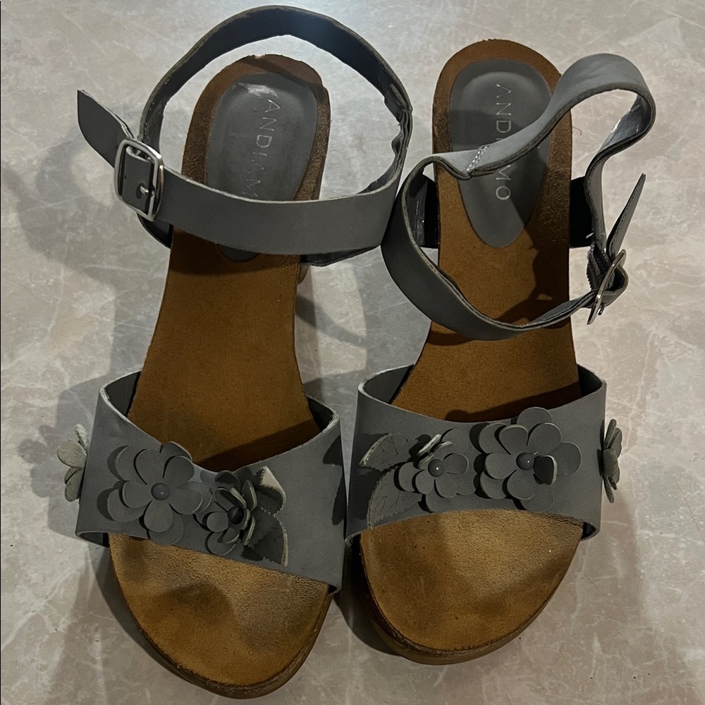 ANDIAMO Gray Wedge Sandals Women's Floral Embellished‎ Ankle Strap Size 8